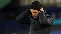 ARSENAL SEMAKIN TERPURUK DI KLASEMEN LIGA INGGRIS: Pelatih Arsenal, Mikel Arteta, tertunduk usai tim asuhnya menelan kekalahan di kandang Everton (19/12/2020). Posisi Arsenal semakin terpuruk akibat belum pernah menang di liga laga terakhirnya. (AFP/Jon Super/pool)