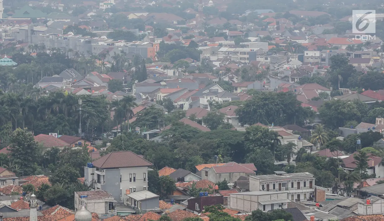 Sebagian kawasan Ibu Kota penuh sesak oleh bangunan terlihat dari salah satu gedung di Jakarta, Sabtu (6/4). Dinas Kehutanan DKI mengganggarkan Rp 1,5 triliun untuk pengadaan tanah dengan peruntukan Ruang Terbuka Hijau (RTH) di tahun 2019. (Liputan6.com/Faizal Fanani)