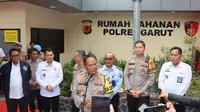 Kapolda Jabar Irjen Pol. Suntana didampingi Kapolres Garut, AKBP Wirdhanto Hadicaksono, selepas meresmikan rumah tahanan Mapolres Garut, Rabu (28/12/2022). (Liputan6.com/Jayadi Supriadin)