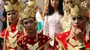 Sejumlah wanita mengenakan pakaian adat saat melakukan karnaval di jalan Pintu 1 Senayan, Jakarta, Minggu (24/9). Karnaval tersebut dilakukan dalam rangka HUT Gelora Bungkarno yang ke-55. (Liputan6.com/Angga Yuniar)