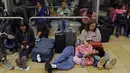 Para pelancong masih terdampar di Bandara Internasional Jorge Chavez di Callao, sebuah provinsi yang berdekatan dengan Lima, karena matinya lampu landasan pacu, Senin (3/6/2024). (Juan Carlos CISNEROS / AFP)