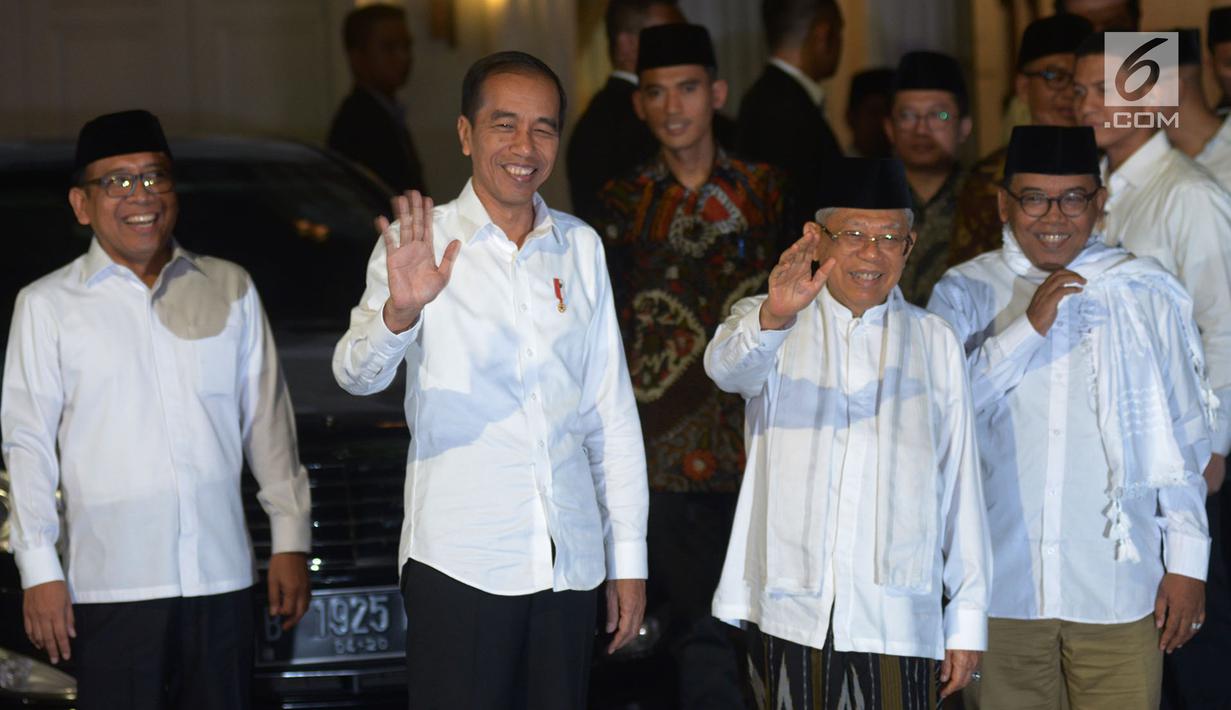 Pasangan capres-cawapres nomor urut 01 Joko Widodo (dua kiri) dan Ma'ruf Amin (dua kanan) menyapa wartawan saat tiba di kediaman Ma'ruf Amin, Menteng, Jakarta, Kamis (27/6/2019). Jokowi menjemput Ma'ruf untuk nonton bareng sidang putusan MK di Lanud Halim Perdanakusuma. (Liputan6.com/HermanZakharia)