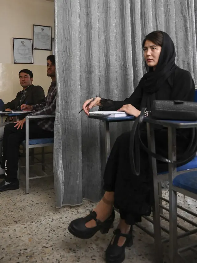 FOTO: Ikuti Taliban, Universitas di Afghanistan Pisah Pria dan Wanita dengan Tirai