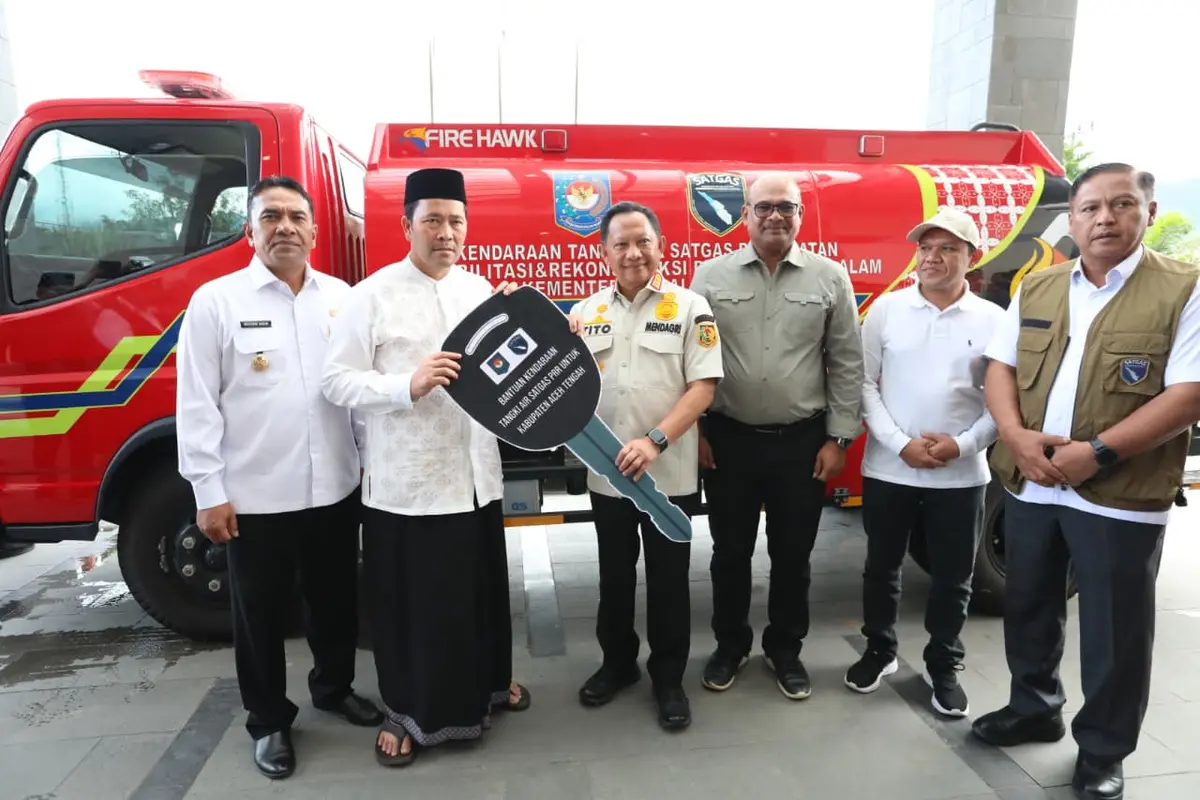 Tito Karnavian Serahkan Mobil Tangki Air 4.000 Liter untuk Aceh Tengah