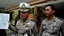 Petugas Polda Metro Jaya menyerahkan tersangka atas nama Christopher Daniel Sjarif berikut barang bukti dan berkas kasus kecelakaan Pondok Indah, Jakarta Selatan ke Kejaksaan Negeri Jakarta Selatan, Kamis (16/4/2014). (Liputan6.com/Johan Tallo)