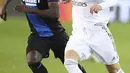 Penyerang Real Madrid, Karim Benzema menggiring bola dari kawalan pemain Club Brugge, Eder Balanta pada pertandingan Grup A Liga Champions di stadion Jan Breydel di Bruges, Belgia (11/12/2019). Real Madrid menang 3-1 atas Club Brugge. (AP Photo/Francisco Seco)