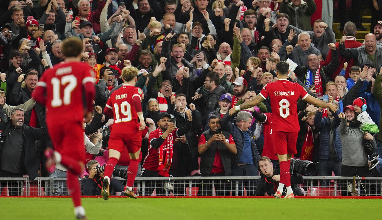 Pemain Liverpool, Dominik Szoboszlai (kanan) merayakan gol kedua timnya ke gawang Leicester City saat laga putaran ketiga Carabao Cup 2023/2024 di Anfield, Liverpool, Inggris, Kamis (28/09/2023) dini hari WIB. (AP Photo/Jon Super)