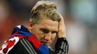 Gelandang Bayern Muenchen, Bastian Schweinsteiger terlihat sedih usai timnya gagal melaju ke final Liga Champions di Allianz Arena,Jerman (12/5/2015). Muenchen menang 3-2 atas Barcelona di leg kedua semifinal liga Champions. (Reuters/Ina Fassbender)