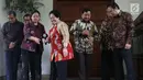 Ketua Umum PDIP, Megawati Soekarnoputri (ketiga kiri) bersama Ketua Umum Partai Gerindra, Prabowo Subianto (kedua kanan) jelang memberi keterangan terkait pertemuan dan makan siang bersama di kediaman Megawati di Jalan Teuku Umar, Jakarta, Rabu (24/7/2019). (Liputan6.com/Helmi Fithriansyah)