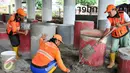 Petugas PPSU melakukan penambalan di tempat duduk beton di taman Interaktif FO Klender, Jakarta, Rabu (10/2). Pihak Kecamatan Pulogadung dan Kelurahan Jatinegara mulai perbaiki fasilitas taman sebelumnya rusak parah. (Liputan6.com/Yoppy Renato)