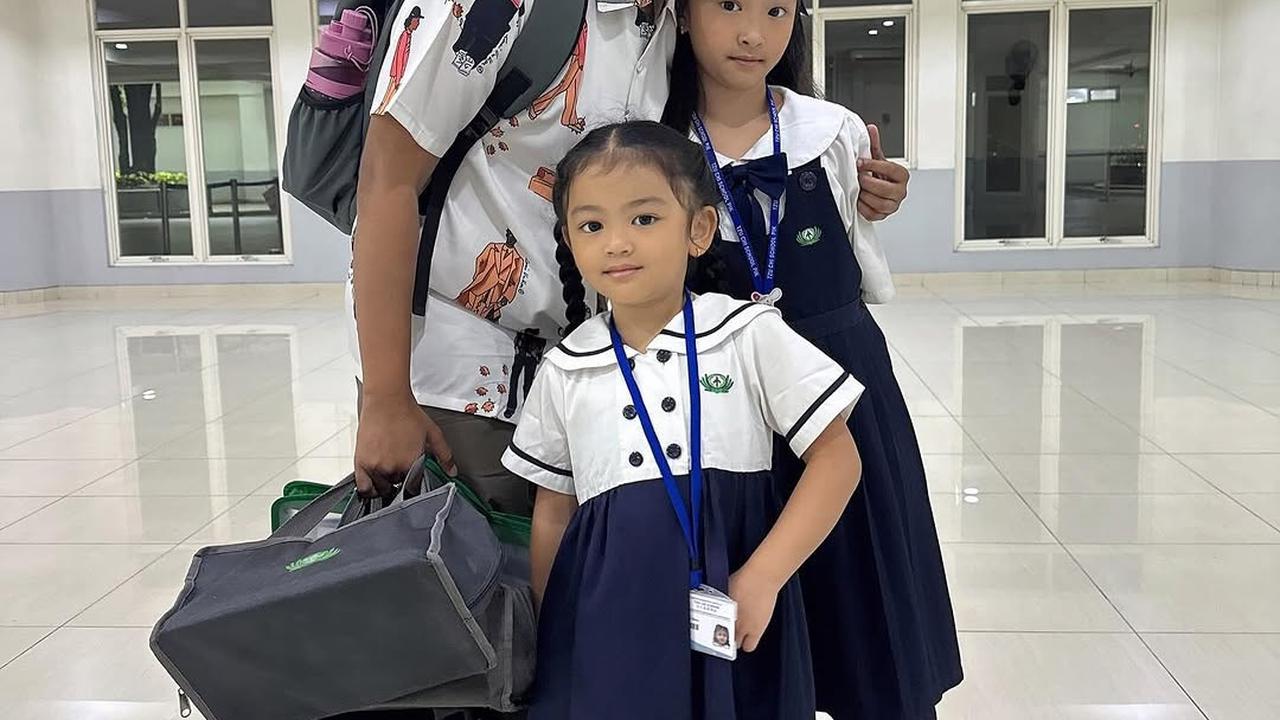 Potret Ruben Onsu Semangat Antar Thalia dan Thania Sekolah