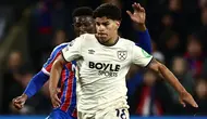 Gelandang West Ham United asal Portugal bernomor punggung 18, Mateus Fernandes, berlari membawa bola selama pertandingan Liga Inggris antara Crystal Palace dan West Ham United di Selhurst Park, London selatan, pada 20 April 2026. (Henry NICHOLLS/AFP)