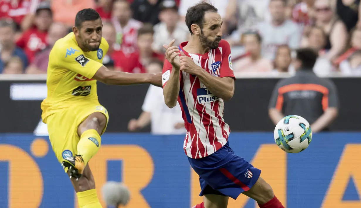 Bek Atletico Madrid, Juanfran, berusaha mengalau bola tendangan bek Napoli, Faouzi Ghoulam, pada laga turnamen pramusim Audi Cup 2017 di Stadion Allianz, Munchen, Selasa (1/8/2017). Atletico Madrid menang 2-1 atas Napoli. (AP/Sven Hoppe)