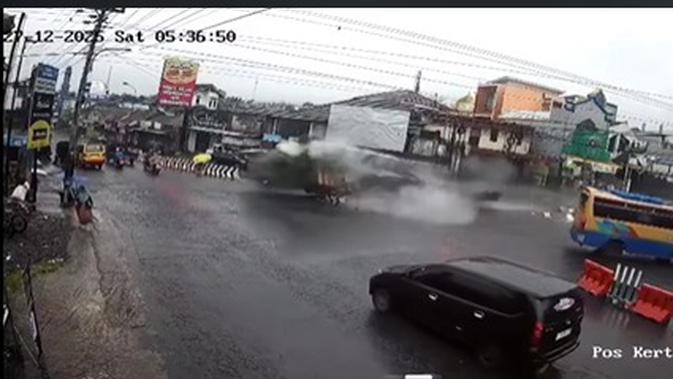 5 Orang Luka-Luka Akibat Truk Tronton Hantam Pemotor dan Tugu di Wonosobo, Begini Kronologinya