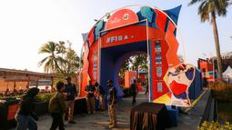 Sejumlah pengunjung memasuki Fan Zone Piala Dunia FIBA 2023 yang terletak di Senayan Park, Jakarta, Rabu (23/08/2023). (Bola.com/Bagaskara Lazuardi)