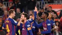 Penyerang Barcelona, Ousmane Dembele (kedua kanan) bersama rekan setimnya merayakan gol ke gawang Levante pada leg kedua babak 16 besar Copa del Rey di Stadion Camp Nou, Kamis (17/1). Barcelona lolos ke perempat final usai menang 3-0. (Josep LAGO / AFP)