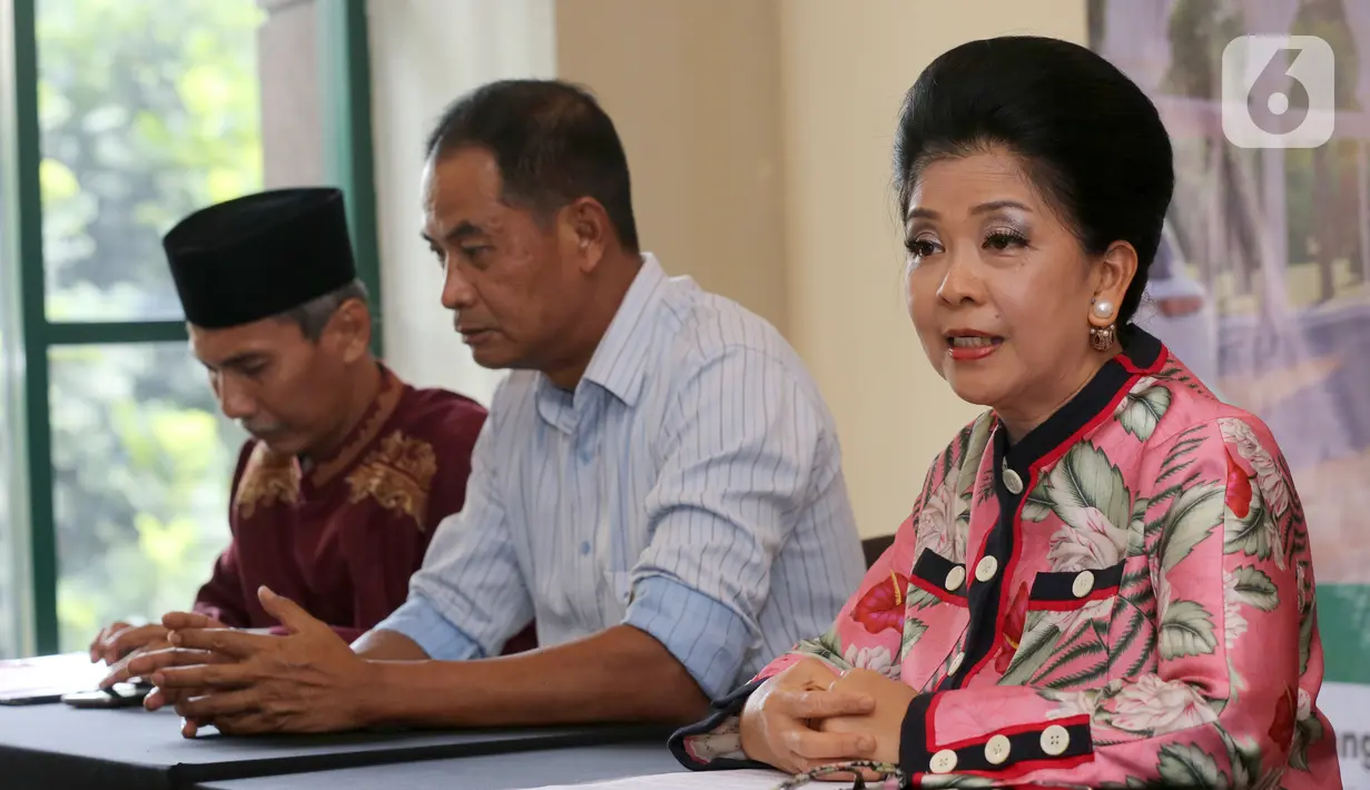 Direktur San Diego Hills Memorial Park Suziany Japardy (kanan), memberi keterangan pers perihal pemakaman Raudlatul Jannah Memorial Park di Jakarta, Selasa (3/12/2019). Pemakaman dengan tiap liangnya ukuran 1,50 x 2,60 meter persegi, dibangun sesuai dengan syariat Islam. (Liputan6.com/Fery Pradolo)