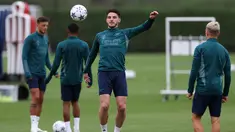Gelandang Arsenal #41 Declan Rice menghadiri sesi latihan tim menjelang matchday 1 Grup B Liga Champions 2023/2024 di tempat latihan Arsenal di London utara, Selasa (19/9/2023). (Adrian DENNIS / AFP)