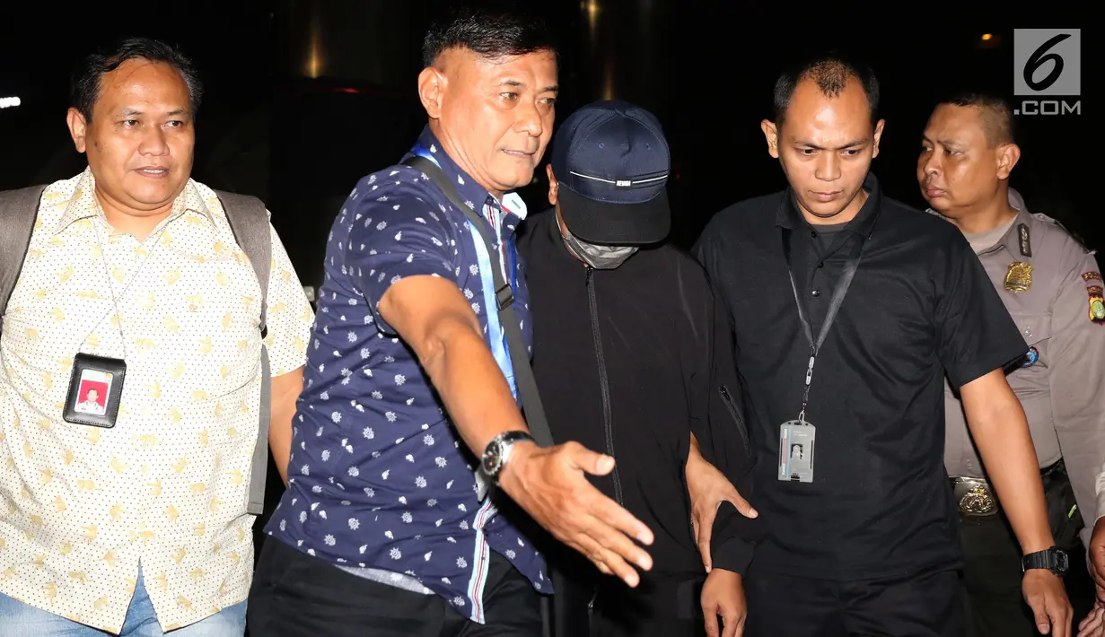 Ketua Umum PPP Romahurmuziy atau Romi tiba dengan pengawalan ketat di Gedung KPK, Jakarta, Jumar (15/3). Romi terciduk bersama 4 orang di Sidoarjo dalam OTT KPK terkait dugaan pengisian jabatan  di Kementerian Agama. (Liputan6.com/Helmi Fithriansyah)