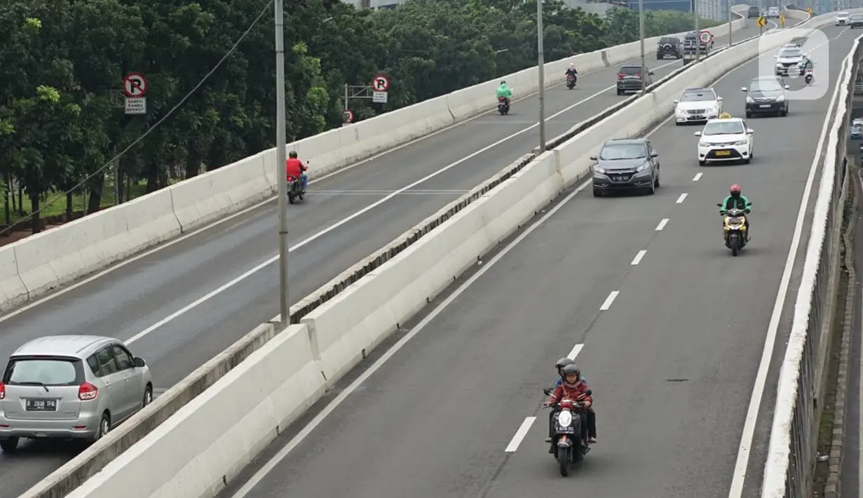 Pengendara sepeda motor melaju di Jalan Layang Non Tol (JLNT) Kampung Melayu-Tanah Abang, Jakarta, Kamis (12/3/2020). Ditlantas Polda Metro Jaya berencana menerapkan tilang elektronik atau electronic traffic law enforcement (ETLE) dalam waktu dekat di JLNT itu. (Liputan6.com/Immanuel Antonius)