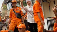 Baby Sexyola saat memberikan bantuan untuk korban banjir