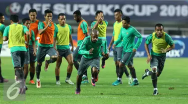 Pemain Timnas Indonesia melakukan latihan resmi jelang laga final pertama Piala AFF 2016 di Stadion Pakansari, Bogor, Selasa (13/12). Indonesia akan menjamu Thailand di final leg pertama Piala AFF 2016, Rabu (14/12). (Liputan6.com/Helmi Fithriansyah)