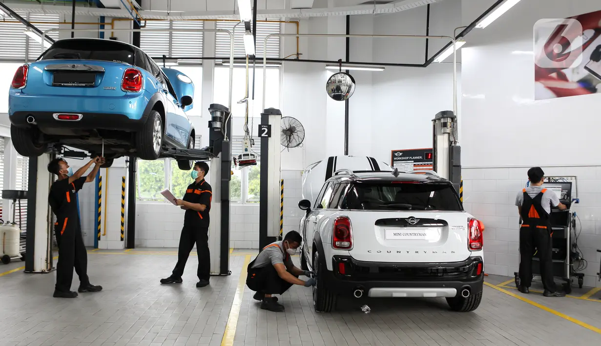 Mekanik mengecek mobil new MINI Countryman, Plaza MINI Surabaya, Jumat (30/04/2021). Plaza MINI Surabaya yang hadir di kawasan Sawahan berdesain urban modern khas MINI di atas tanah seluas 445 m2  luasan sebesar 1,664 m2. (Liputan6.com/Pool/MINI Indonesia)