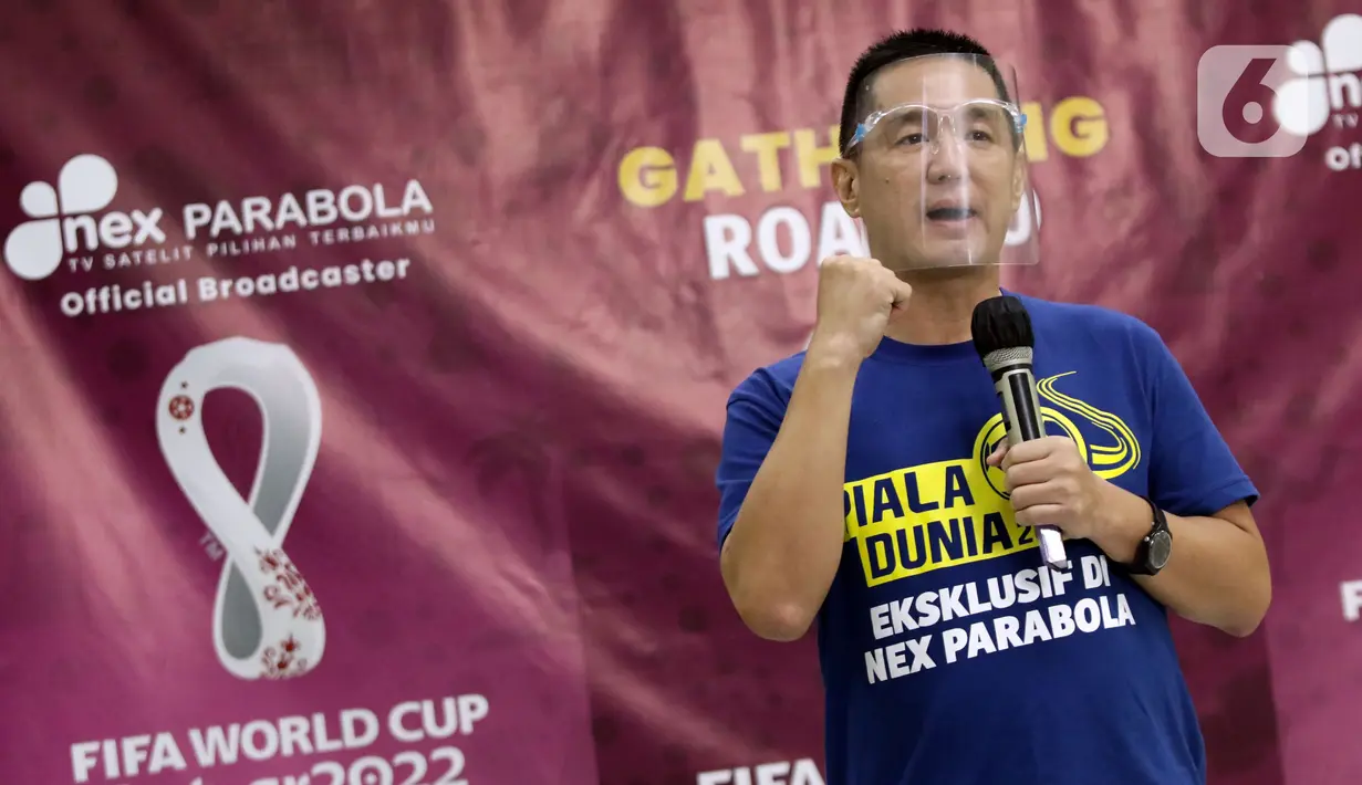 Direktur Nex Parabola, Junus Koswara saat mengumumkan Nex Parabola sebagai pemegang hak siar jalur tv digital satelit Piala Dunia 2022 Qatar, Jakarta, Kamis (24/3/2022). Pecinta bola tanah air bisa menyaksikan seluruh laga melalui operator TV berbayar Nex Parabola. (Liputan6.com/Helmi Fithriansyah)
