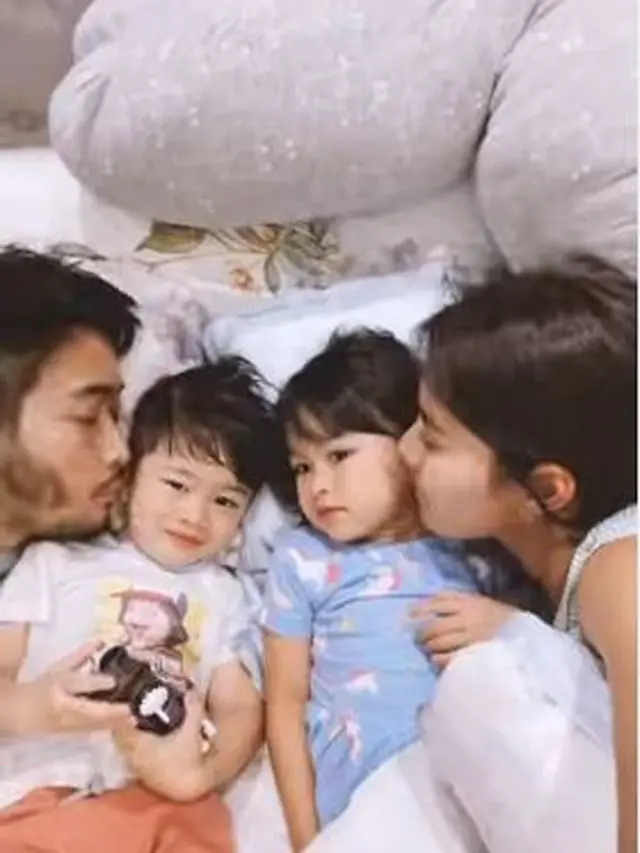 Syahnaz Sadiqah uyel-uyelan bersama keluarga (Instagram/syahnasz)