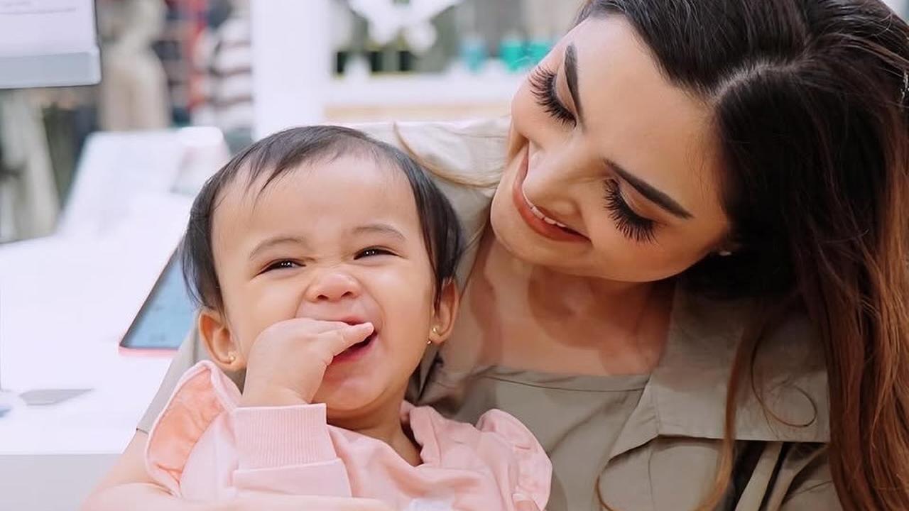 Potret Ashanty dan Azura yang Kompak Kenakan Baju Fashionable, Curi Perhatian