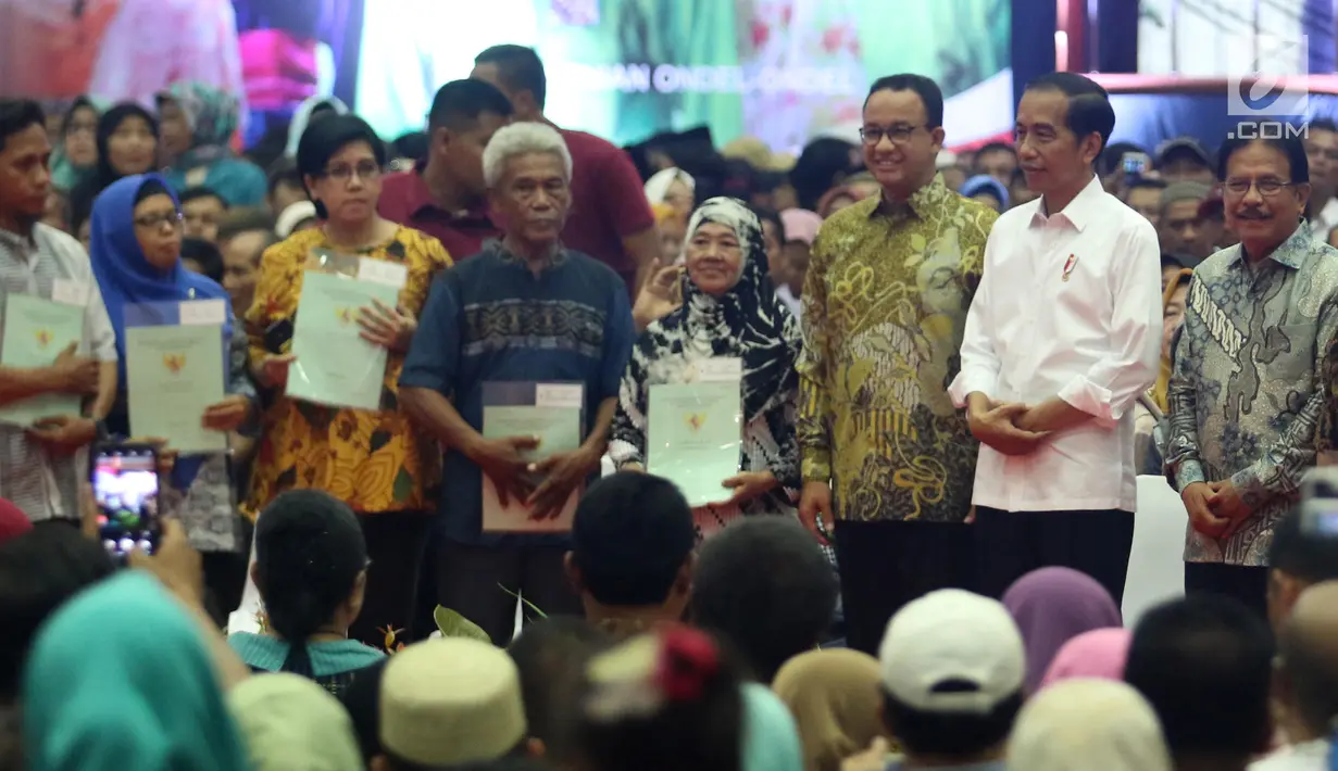 Presiden Joko Widodo didampingi Menteri Agraria dan Tata Ruang (ATR)/Kepala BPN Sofyan Djalil dan Gunernur DKI Jakarta Anies Baswedan saat membagian sertifikat tanah di Pasar Minggu, Jakarta, Jumat (22/2). (Liputan6.com/Angga Yuniar)