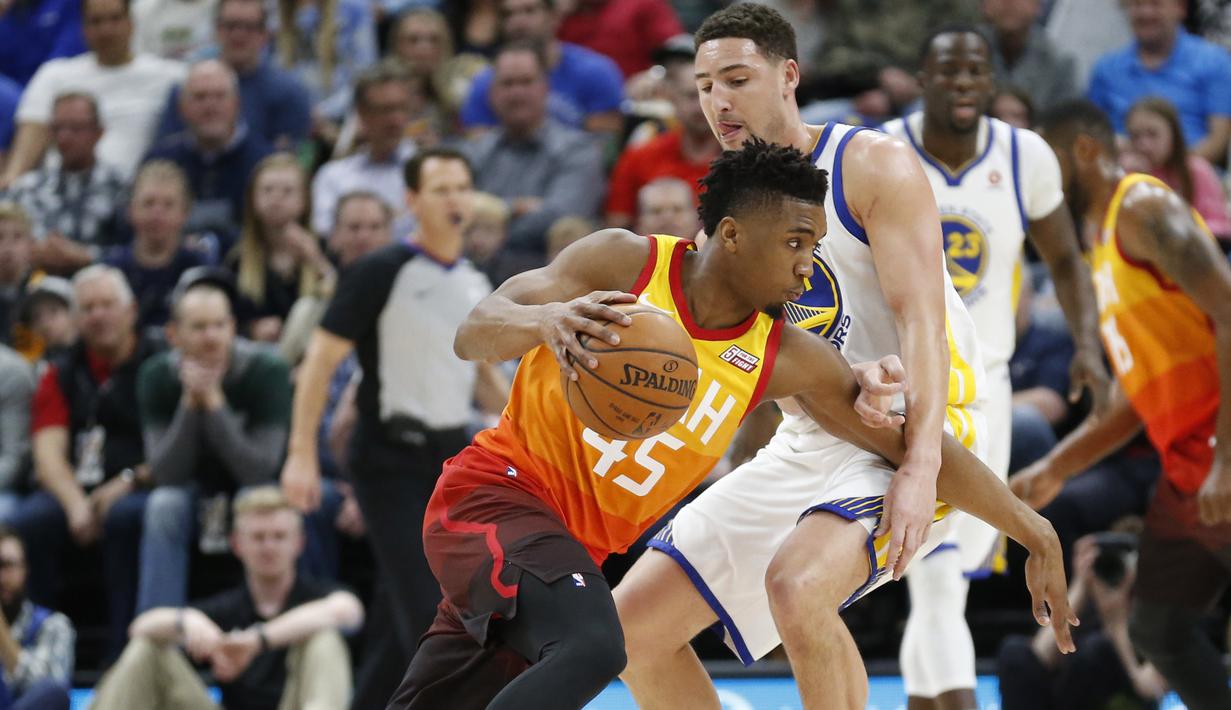Pemain Utah Jazz, Donovan Mitchell (45) menggiring bla saat diadang pemain Warriors, Klay Thompson pada lanjutan NBA basketball game di Vivint Smart Home Arena, Salt Lake City, (30/1/2018). Utah menang 129-99. (AP/Rick Bowmer)