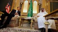 Presiden ke-44 Amerika Serikat Barack Obama dan mendiang Raja Abdullah dari Arab Saudi dalam pertemuan pada Juni 2009 di Riyadh. (Dok. AP/Gerald Herbert)