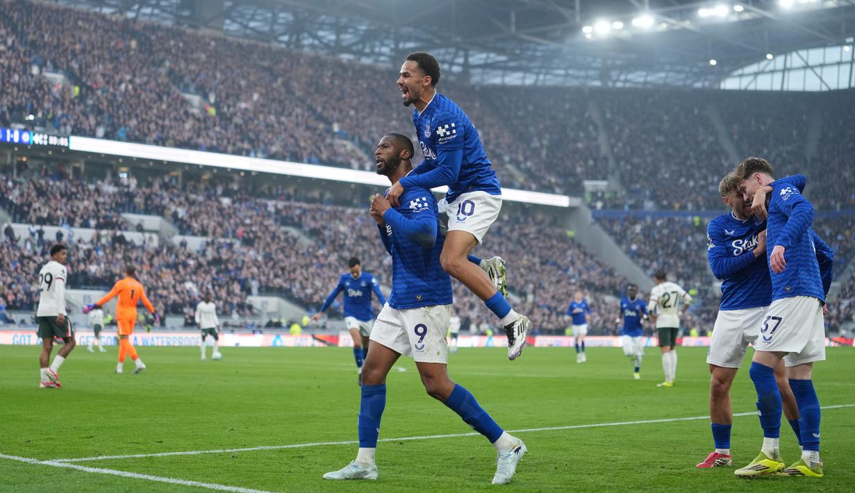 Para pemain Everton merayakan gol yang dicetak oleh Beto ke gawang Chelsea pada lanjutan Liga Inggris di Hill Dickinson Stadium, Minggu (22/3/2026). (AP Photo/Jon Super)