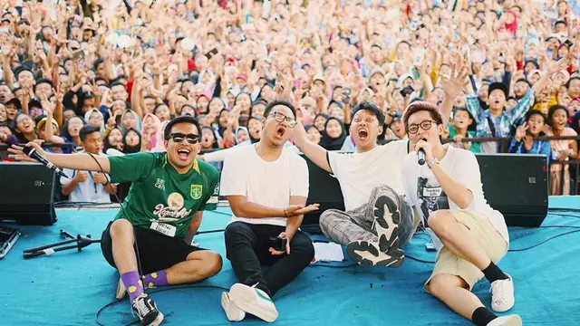 7 Potret Joshua Suherman Bersama Grup Musiknya Yowis Ben