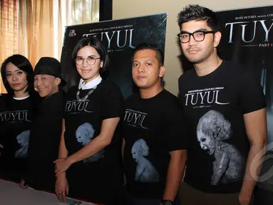 Para pemain film ‘Tuyul’ berpose bersama saat acara press screening film Tuyul di Cinema XXI Setiabudi Building, Jakarta Selatan, Rabu (8/4/2015). Film ini akan menjadi trilogi dengan disutradarai oleh Billy Christian (Liputan6.com/Helmi Afandi)