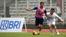 <p>Legenda sepak bola Yunani, Giorgos Karagounis bermain pada acara puncak BRImo Future Garuda yang bertajuk FOURFEO Mini Tournament di Stadion Madya, Jakarta, Kamis (01/06/2023). (Bola.com/Bagaskara Lazuardi)</p>