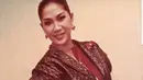Berkarier sejak 1960an, Titiek Puspa punya fitur wajah oval dengan lipstik bold yang khas [@titiekpuspa_official]