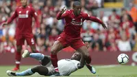 Gelandang Liverpool, Georginio Wijnaldum, berusaha melewati gelandang West Ham, Michail Antonio, pada laga Premier League di Stadion Anfield, Minggu (12/8/2018). Liverpool menang 4-0 atas West Ham. (AP/David Davies)