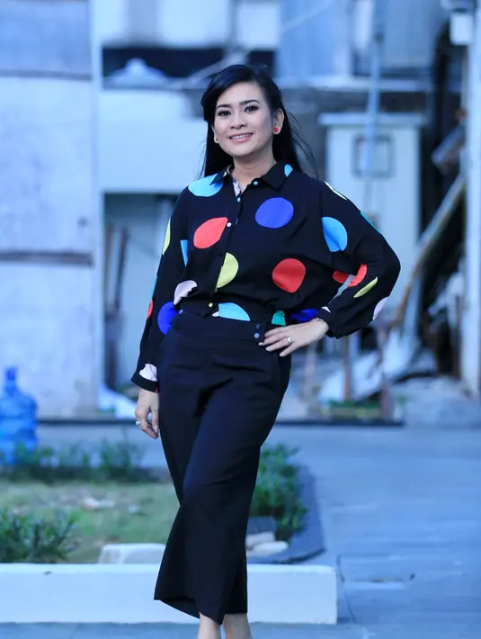 Ikke Nurjanah mengaku kini tengah menjalin hubungan dengan pria yang masih dirahasiakan. Ia masih enggan membocorkan lelaki yang berhasil meluluhkan hatinya. Yang jelas bukan dari kalangan selebriti. (Adrian Putra/Bintang.com)