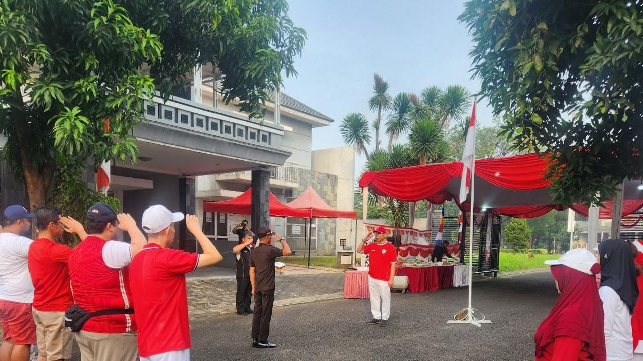 Mereka berkumpul untuk mengikuti berbagai rangkaian acara. Salah satunya adalah upacara bendera.  Dengan penuh khidmat, mereka mengikuti prosesi pengibaran bendera Merah Putih, menyanyikan lagu kebangsaan Indonesia Raya, dan mengheningkan cipta untuk meng