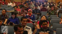 Sejumlah orang menunggu untuk mengikuti program tax amnesty di kantor pusat Direktorat Jenderal Pajak, Jakarta, Jumat (30/9). Hari terakhir ‎program tax amnesty banyak masyarakat memadati kantor pajak. (Liputan6.com/Angga Yuniar)