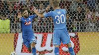 Pemain Napoli, Lorenzo Insigne (kiri) merayakan golnya ke gawang Nice pada leg kedua kualifikasi Liga Champions di Stadion Allianz Riviera, Nice (22/8/2017). Napoli menang agregat 4-0. (AP/Claude Paris)