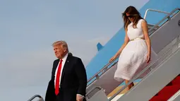 Presiden Donald Trump bersama istrinya, Melania Trump menuruni tangga pesawat Air Force One saat tiba di Pangkalan Udara Andrews, Maryland, (16/4). Presiden Donald Trump dan keluarga berlibur Paskah di Palm Beach, Florida. (AP Photo/Alex Brandon)