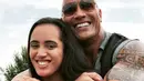 Ini ketika Dwayne memeluk anak pertamanya, Simone. (instagram/therock)