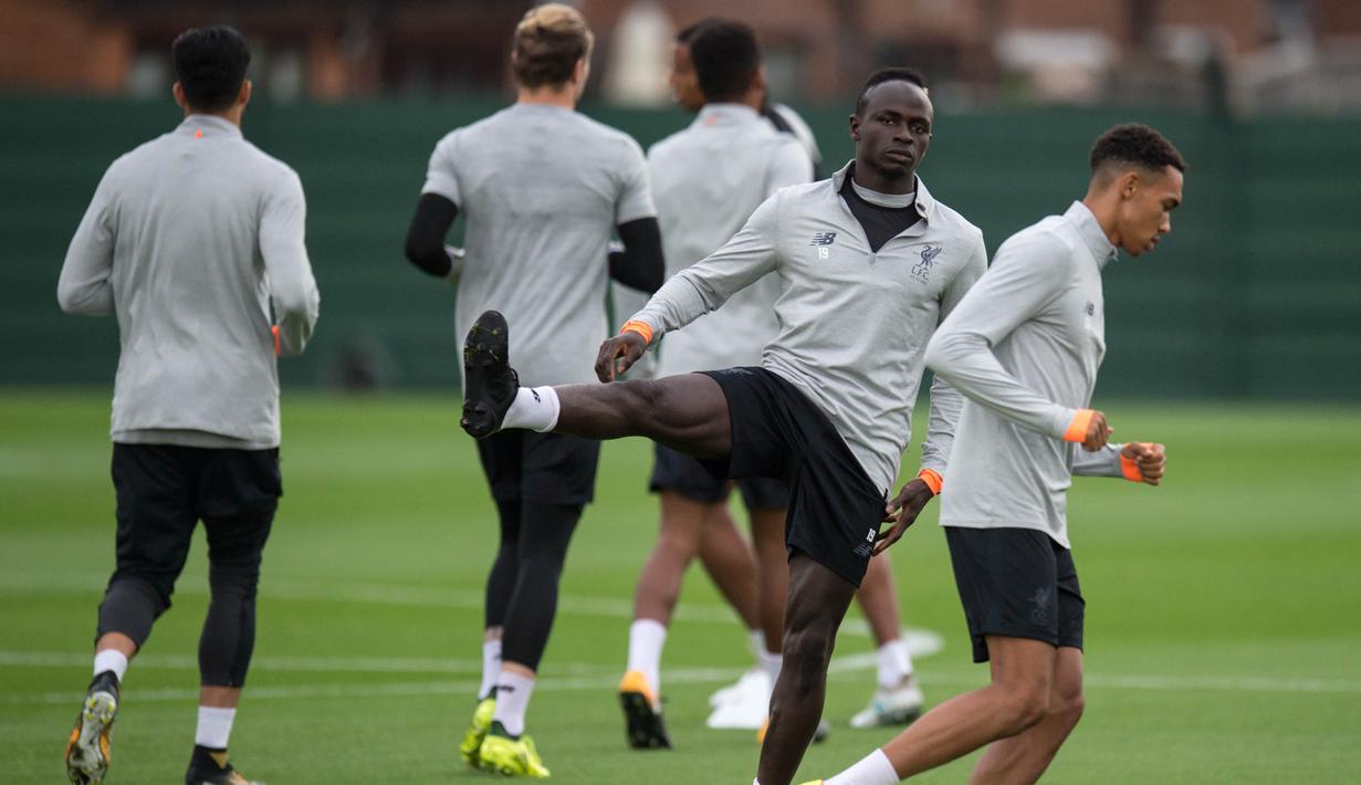 Gelandang Liverpool, Sadio Mane, tampak serius saat melakukan sesi latihan jelang laga  kualifikasi liga Champions di Melwood, Liverpool, Selasa (22/8/2017). Liverpool akan menghadapi Hoffenheim. (AFP/Oli Scarff)