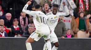 Pemain Real Madrid, Kylian Mbappe (kiri) berjoget dengan Eduardo Camavinga setelah mencetak gol ke gawang Athletic Bilbao dalam laga lanjutan Liga Spanyol 2025/2026 di Stadion San Mames, Bilbao, Spanyol, Rabu (03/12/2025). (AP Photo/Jose Breton)