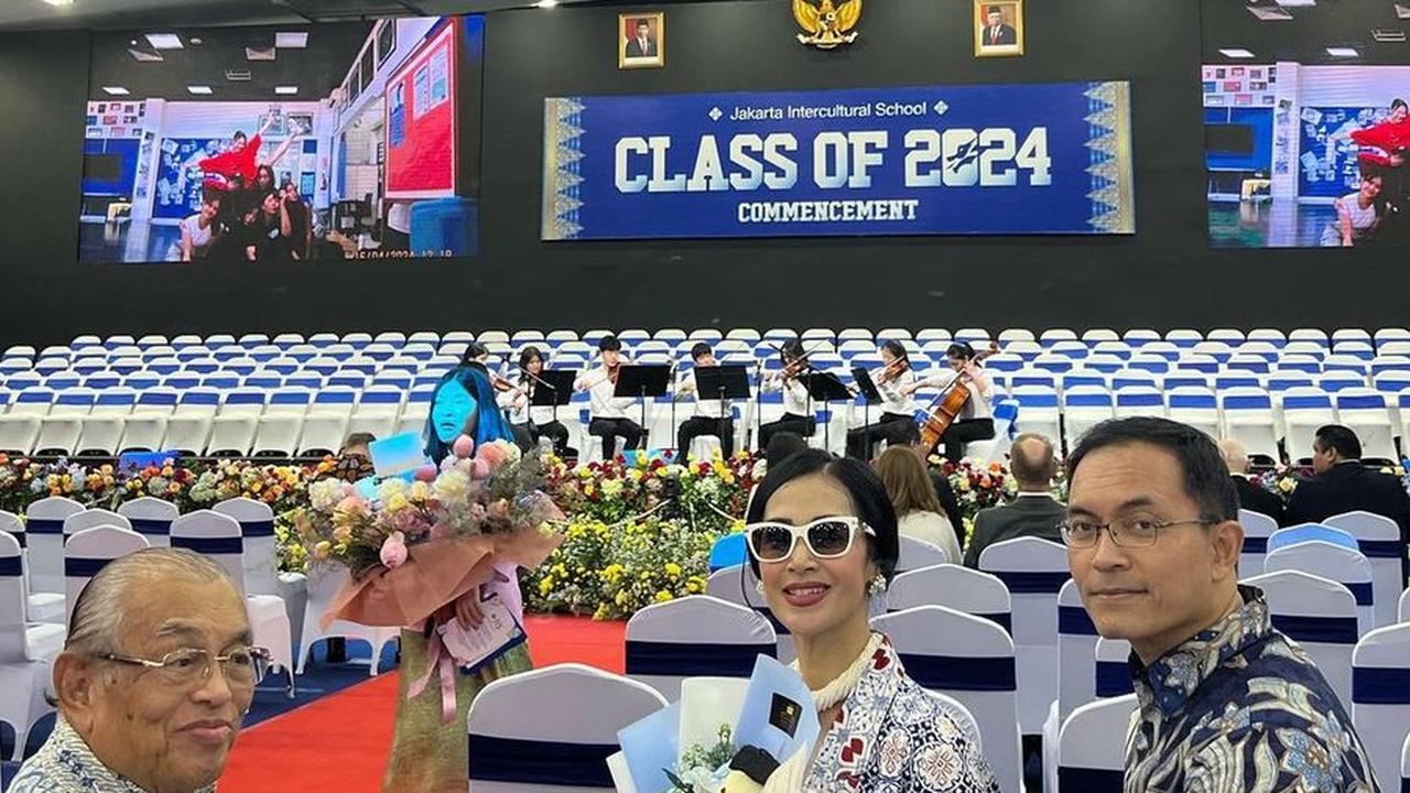 "Cinta, doa, dan berkah atas kesuksesanmu. Papa dan mama berharap semoga kehidupanmu di masa depan akan selalu sukses, indah dan penuh warna," lanjut Diah.