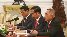 Presiden Joko Widodo didampingi Menhan Ryamizard Ryacudu dan Kepala Staf Kepresidenan Moeldoko saat melakukan pertemuan dengan Menteri Pertahanan Korea Selatan Song Young-moo di Istana Merdeka, Jakarta, Rabu (31/1) . (Liputan6.com/Angga Yuniar)