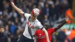 Pemain Liverpool, Mamadou Sakho, mencoba menghalangi gerakan pemain Tottenham, Harry Kane, pada lanjutan Liga Inggris di Stadion Anfield, Liverpool, Minggu (3/4/2016) dini hari WIB. (Reuters/Phil Noble)